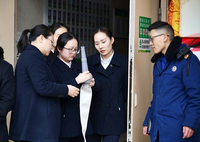 1769677202633903.jpg 图为:参演人员在消防员指导下实操消防栓.jpg