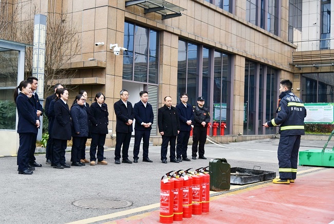 1769677255731089.jpg 图为:消防员详解灭火器“提拔握压”操作要领及初期火灾扑救技巧.jpg