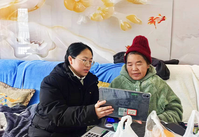 上门办卡暖病困 普惠服务再升级