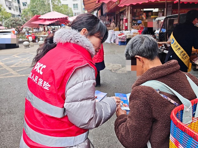 人保财险黔东南三穗支公司： 进市场入街道 金融宣传不停歇