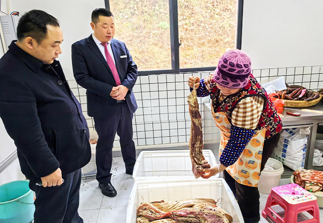 1770148057649590.png 图为:客户经理到农产品加工坊了解经营情况.png