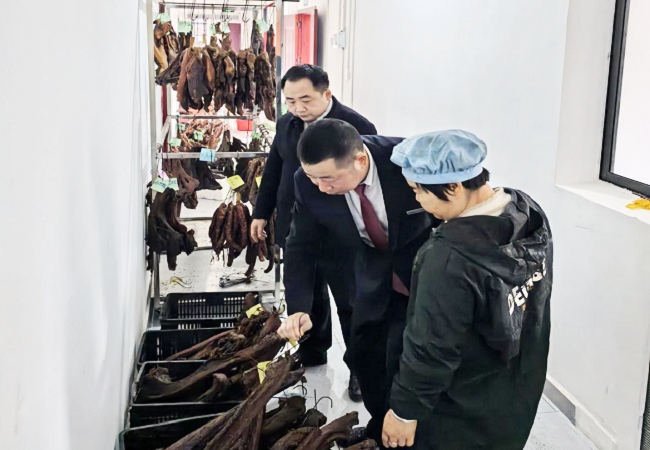 1770148106501617.png 图为:客户经理查看农产品加工坊产品.png