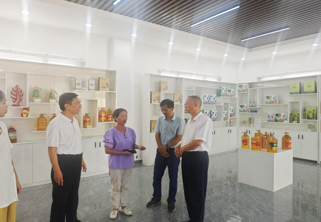 1770755894881727.png 图为:黎平农商银行走访霞宇油脂公司.png