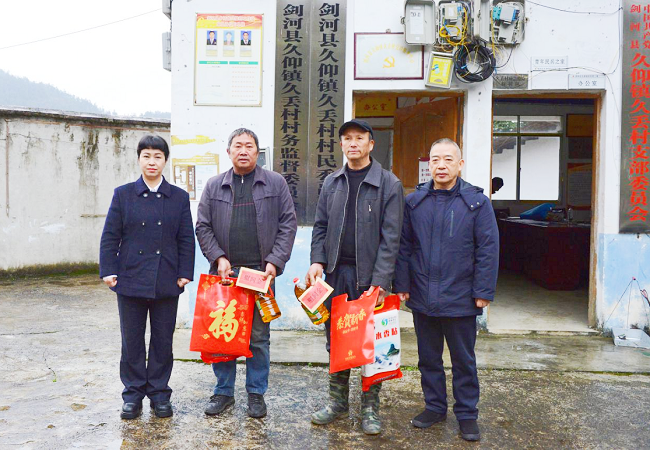 图为：慰问帮扶村困难党员.png