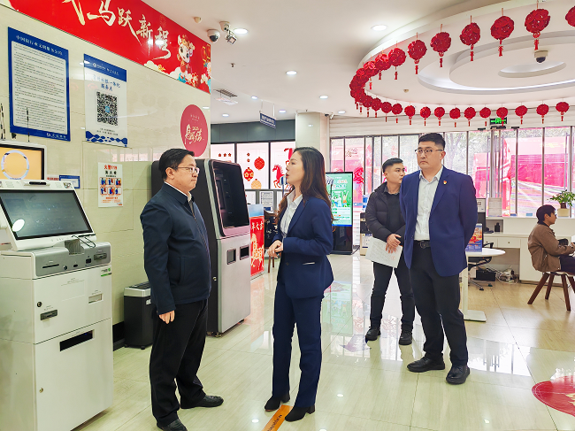 1771083554778192.png 图为:凯里市委副书记、市长杨波到交通银行黔东南分行开展春节慰问活动2.png