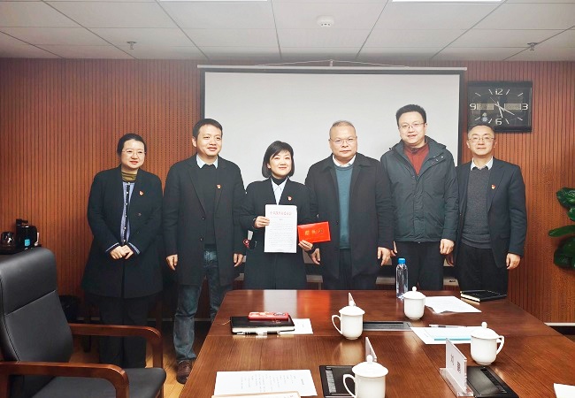 凯里市委常委、常务副市长刘鹏一行到中国银行凯里分行新春慰问并座谈