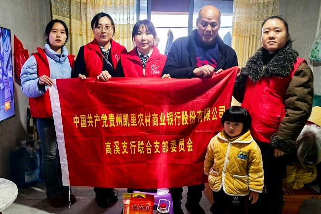 1772615281450730.jpg 图为:深入困难群众家中开展慰问.jpg