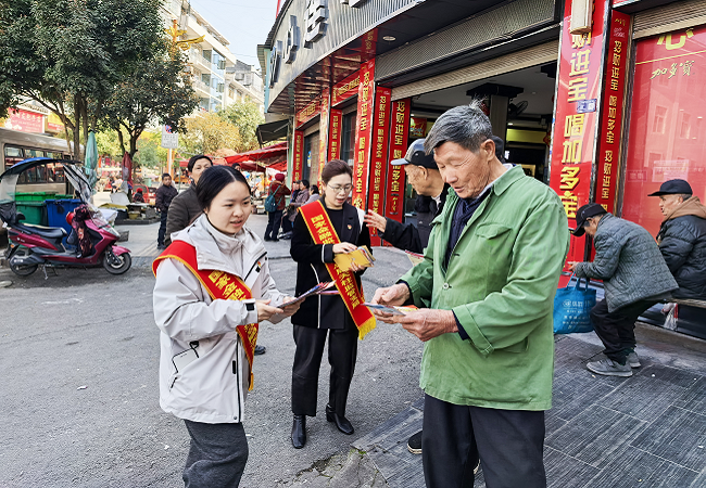 图 2-4：向过往群众及沿街商户宣传金融知识2.png