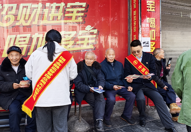 图 2-4：向过往群众及沿街商户宣传金融知识3.png