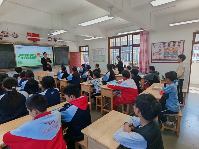 麻江农商银行多措并举开展3&middot;15金融知识宣传活动