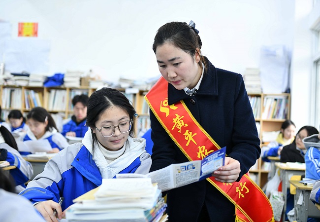 图为：黄平农商银行工作人员一对一向学生讲解反诈防骗知识 (2).jpg