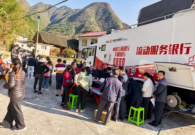 图为：该行通过“流动银行车”为村民开立银行卡.png