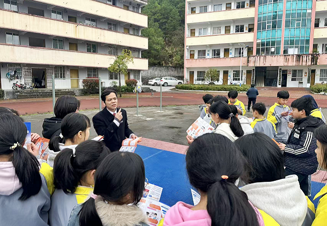 1774108398124602.png 图为:工作人员现场讲解校园高发诈骗典型案例.png