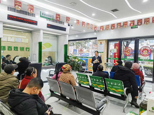 图为：在厅堂开展金融知识宣传.png