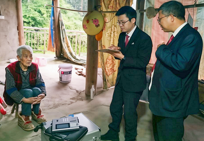 1774608035813981.png 图为:客户经理上门为老人办理社保卡业务.png