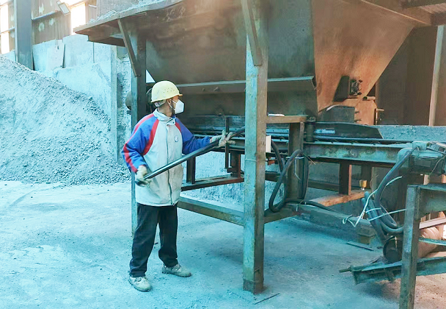 1774842380751576.png 图为:重晶石加工车间一角.png