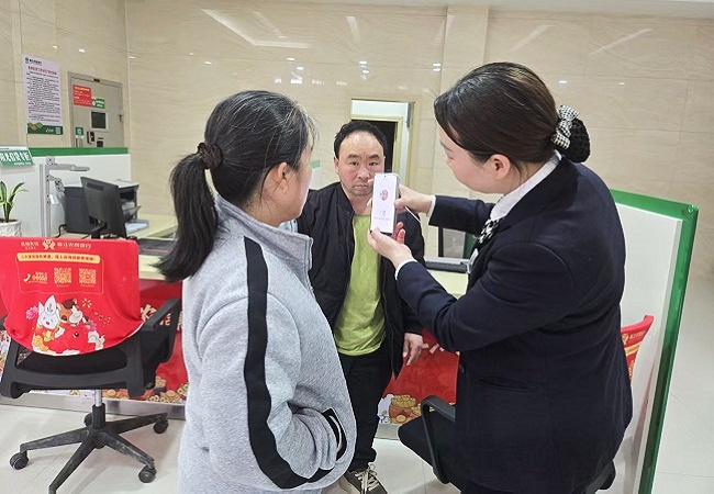 1774943974376126.jpg 图为:麻江农商银行客户经理为客户办理“致富通·农户快贷”.jpg