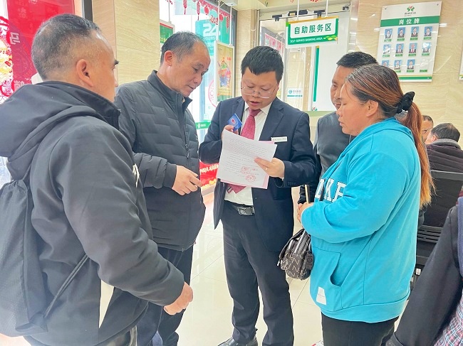 1775089944370848.jpg 图为:麻江农商银行工作人员向客户亲属解答相关事宜.jpg
