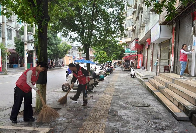 人保财险黔东南天柱支公司： 化身环境&ldquo;保洁员&rdquo;助力辖区环境整治