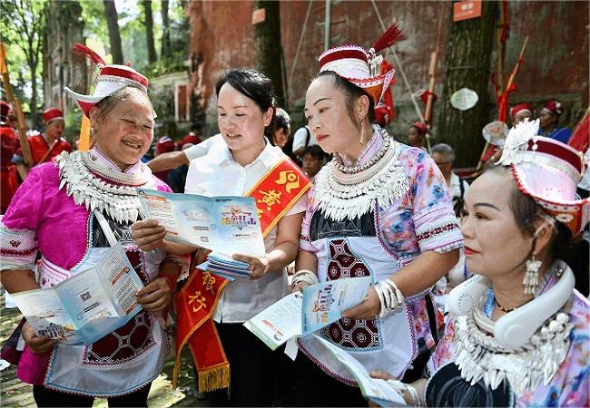 图为：黄平农商银行在活动现场向群众宣讲防非反诈等金融知识.gif