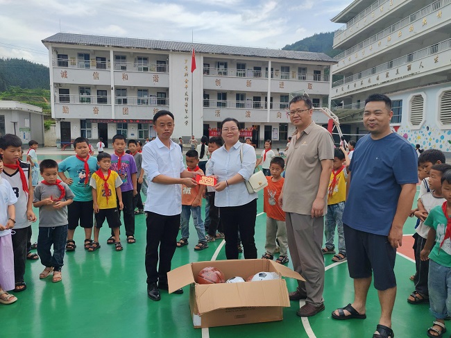 中国太保寿险黔东南中支赴帮扶村开展儿童节慰问活动