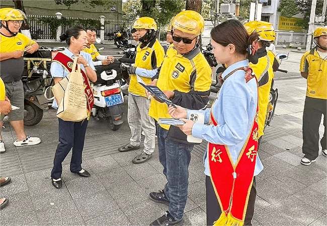 1781257358258009.gif 图为:中行工作人员向骑手宣讲金融风险防范知识.gif