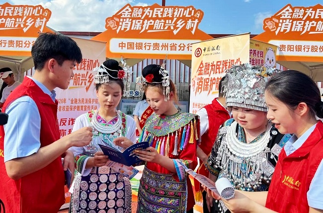 1786492626659138.jpg 向少数民族群众宣讲金融知识.jpg